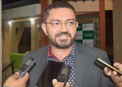 Padre Walmir promove remanejamento de secretários