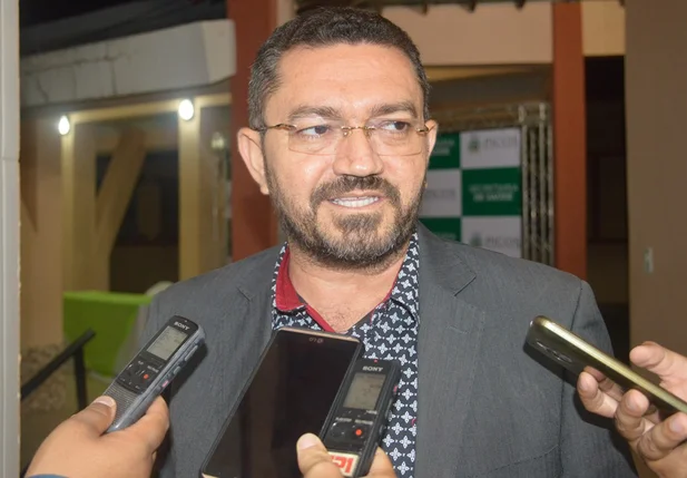 Padre Walmir promove remanejamento de secretários