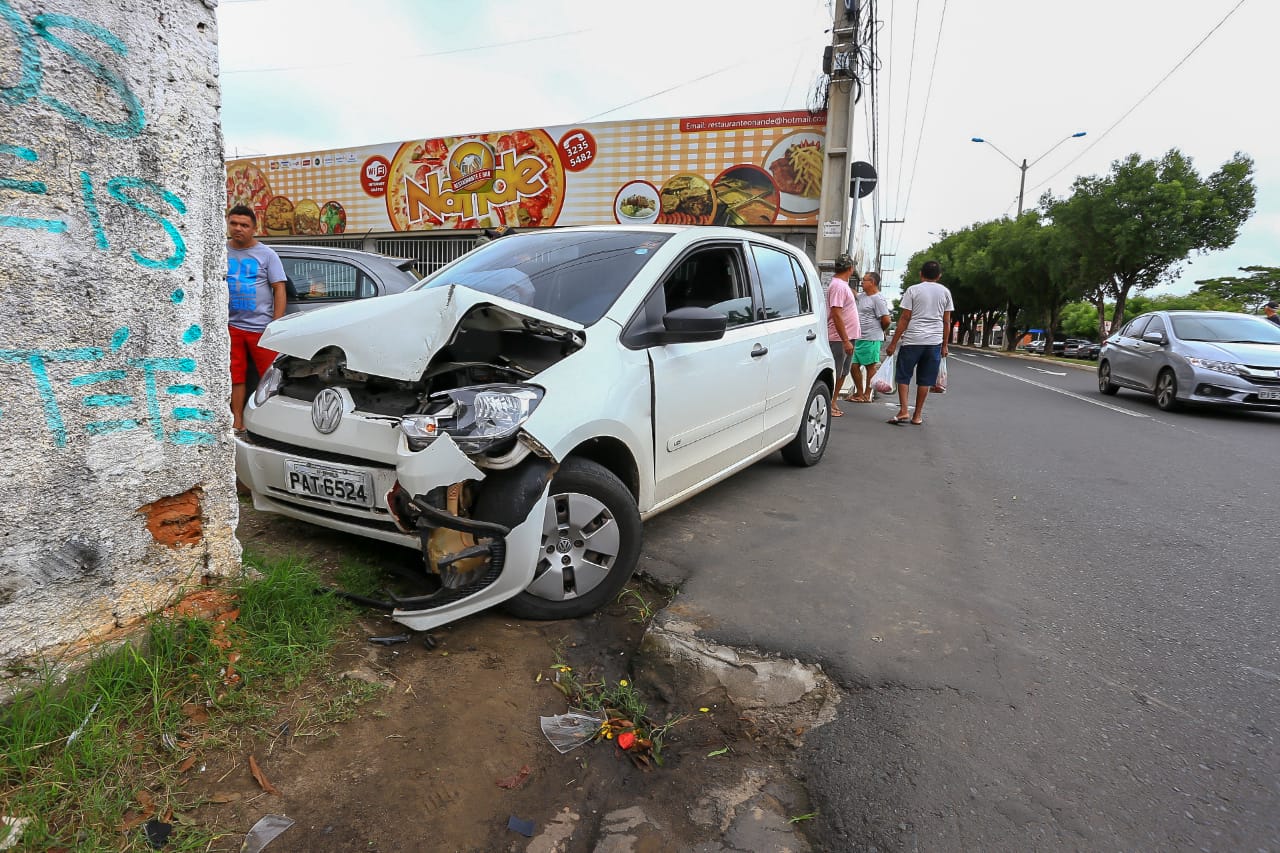 Veículo colidiu em um muro