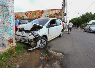 Veículo colidiu em um muro