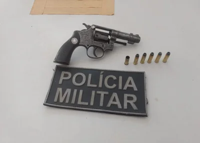 Arma apreendida com o suspeito 