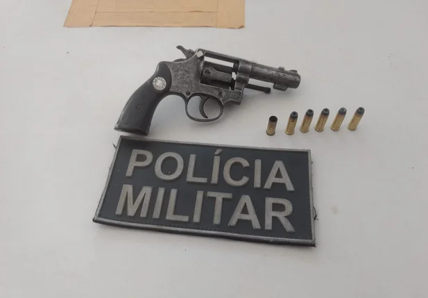 Arma apreendida com o suspeito 