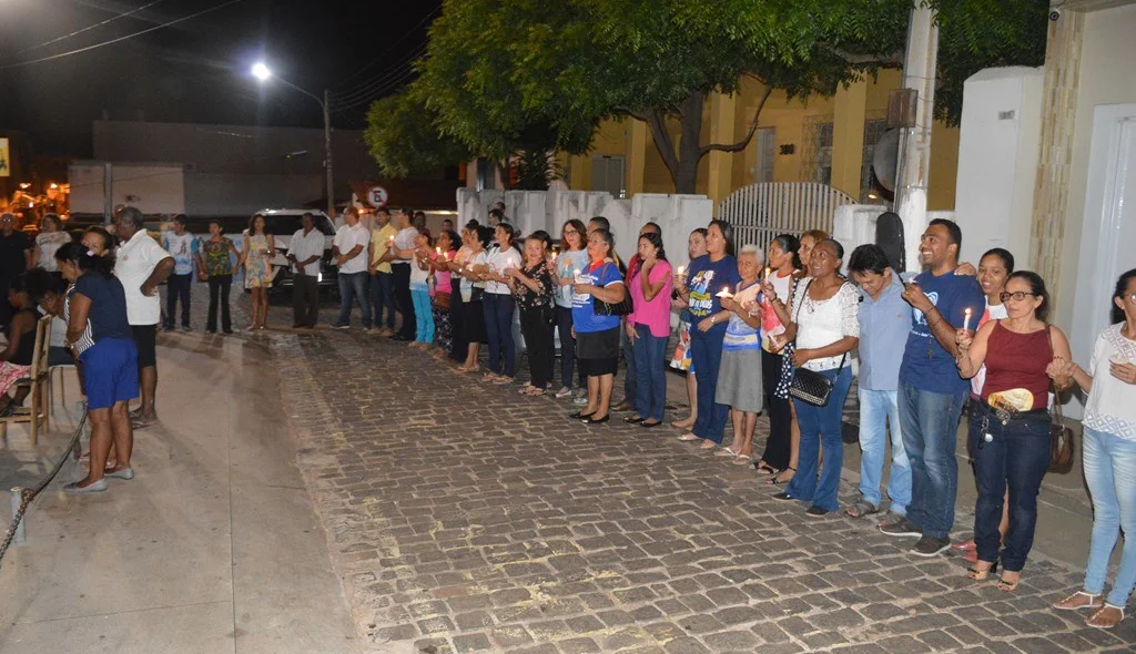 Leigos dão abraço simbólico na Catedral