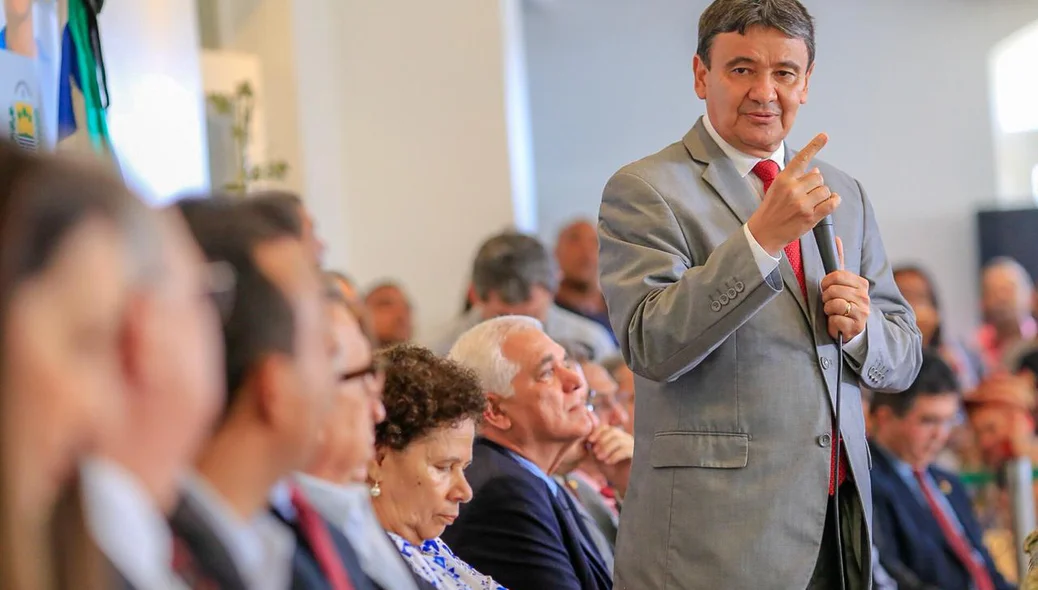 Governador Wellington Dias em solenidade 