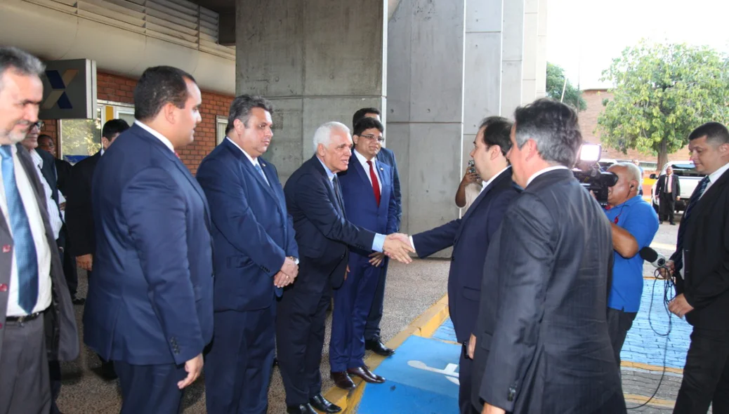 Themístocles Filho cumprimenta Rodrigo Maia