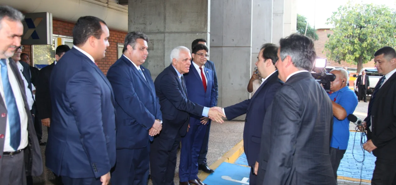 Themístocles Filho cumprimenta Rodrigo Maia