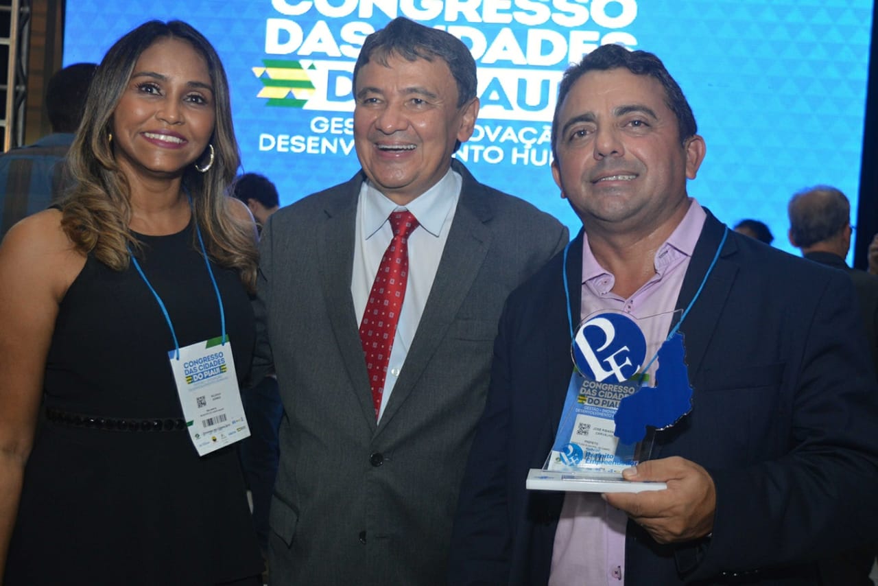 Professor Ribinha recebeu prêmio das mãos de Wellington Dias
