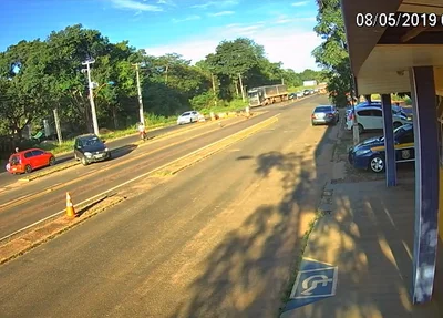 Câmera registra fuga de assaltantes de banco na BR 343