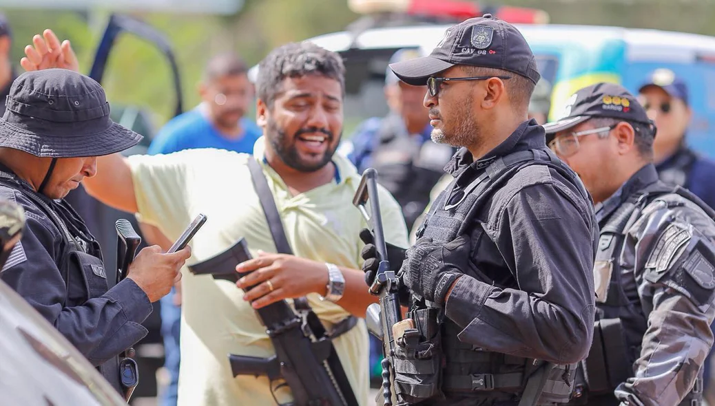 Policiais civis e militares durante operação