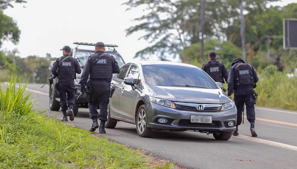 Policiais do Bope realizam abordagens