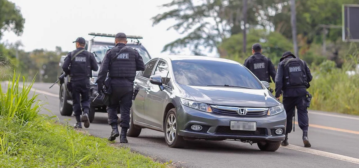 Policiais do Bope realizam abordagens
