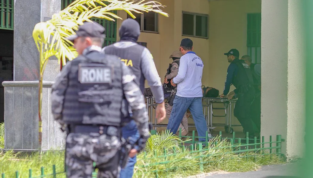 Bandido chegando no HUT para a realização dos procedimentos legais 