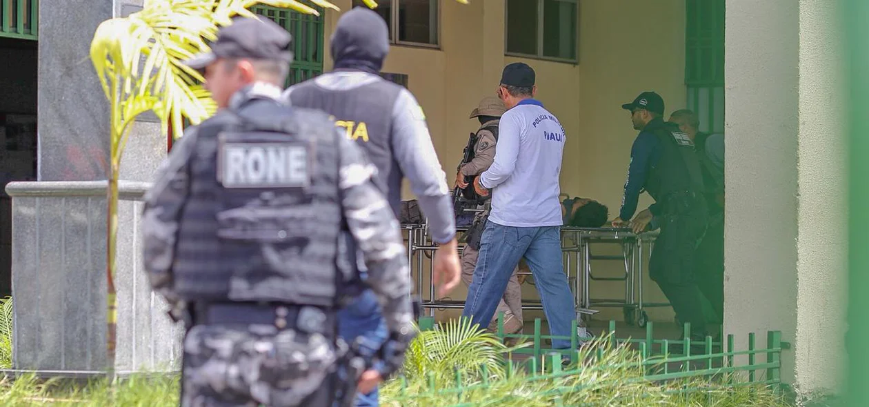Bandido chegando no HUT para a realização dos procedimentos legais 