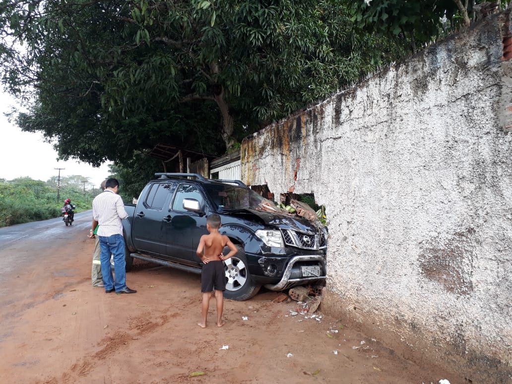 Veículo colidiu em muro