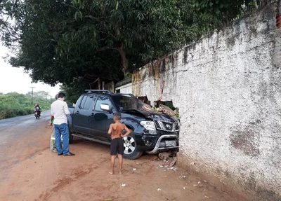 Veículo colidiu em muro