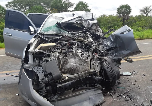 Veículo ficou destruído após acidente na BR 343