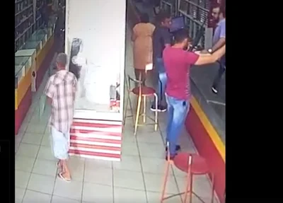 Câmera flagra furto de espingarda na loja Antenão no centro de Teresina