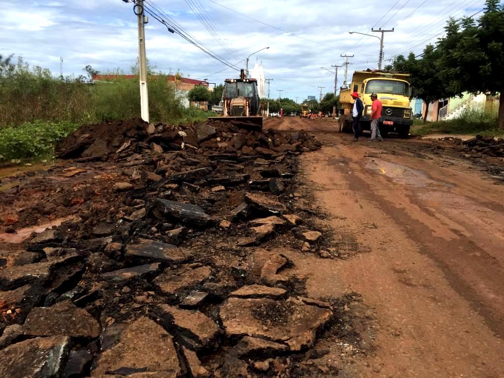 Máquina fazendo a remoção do asfalto na via