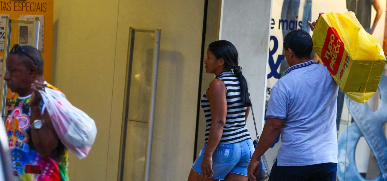 Populares fazendo as compras 