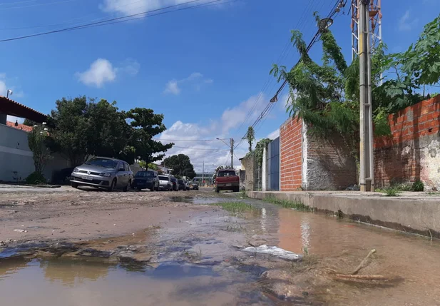 Vazamento na Rua Pereira Costa