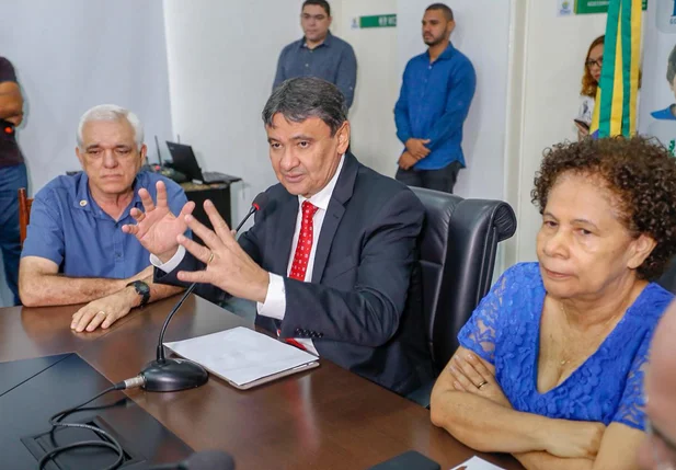 Wellington Dias em reunião no Palácio de Karnak