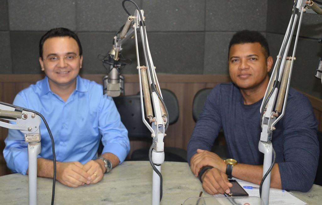 Jonas Rocha, de azul, apresenta Jornal da 95