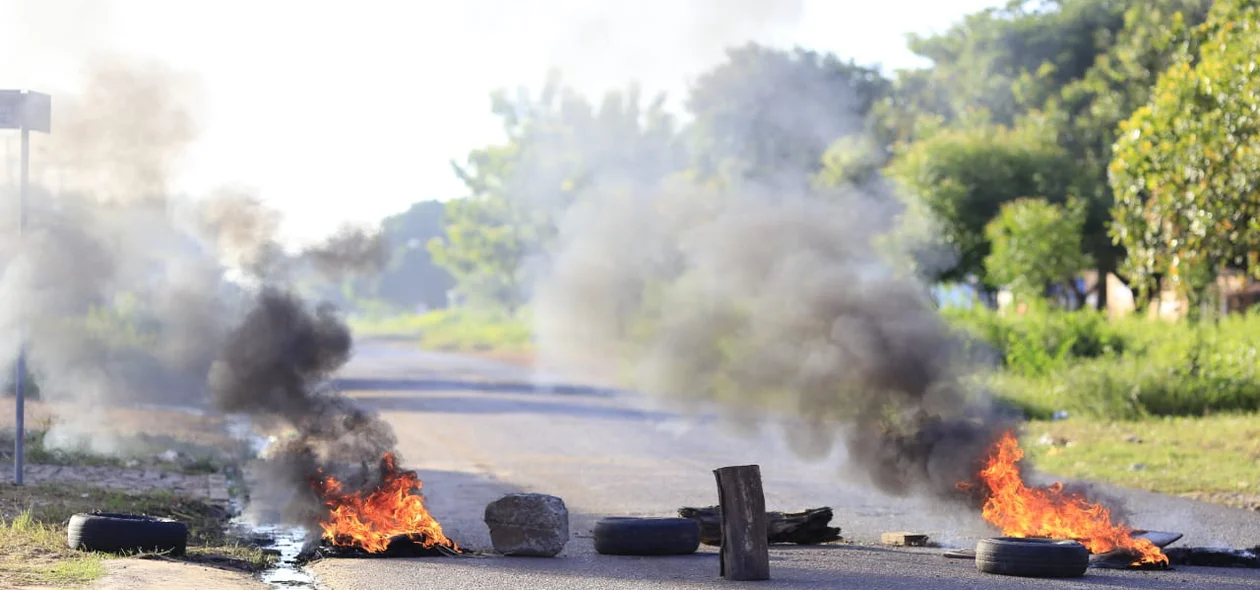 Manifestantes colocaram fogo em pneus na Avenida Principal da Vila Santa Bárbara