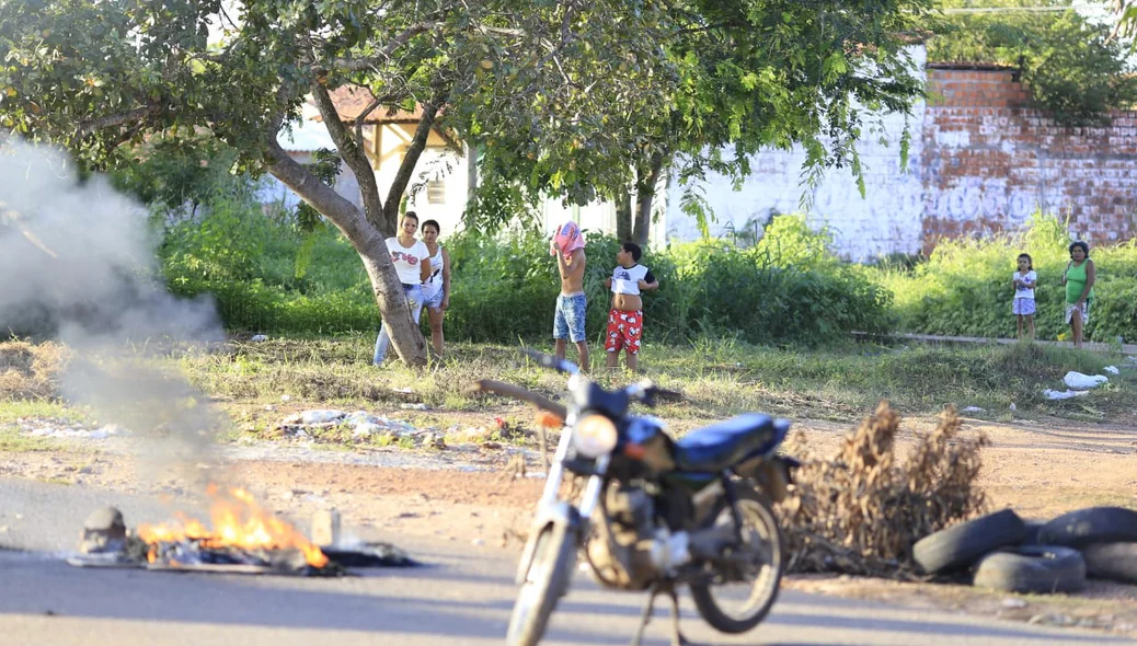 Moradores se manifestaram na tarde desta segunda-feira