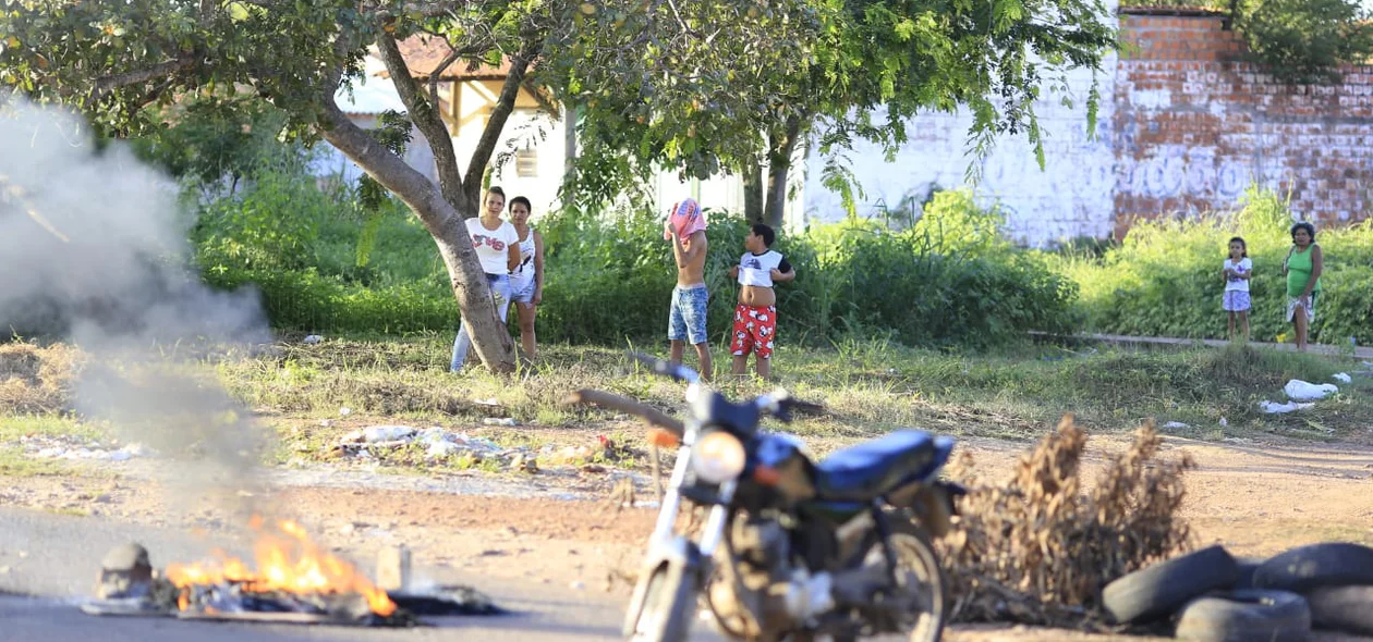 Moradores se manifestaram na tarde desta segunda-feira