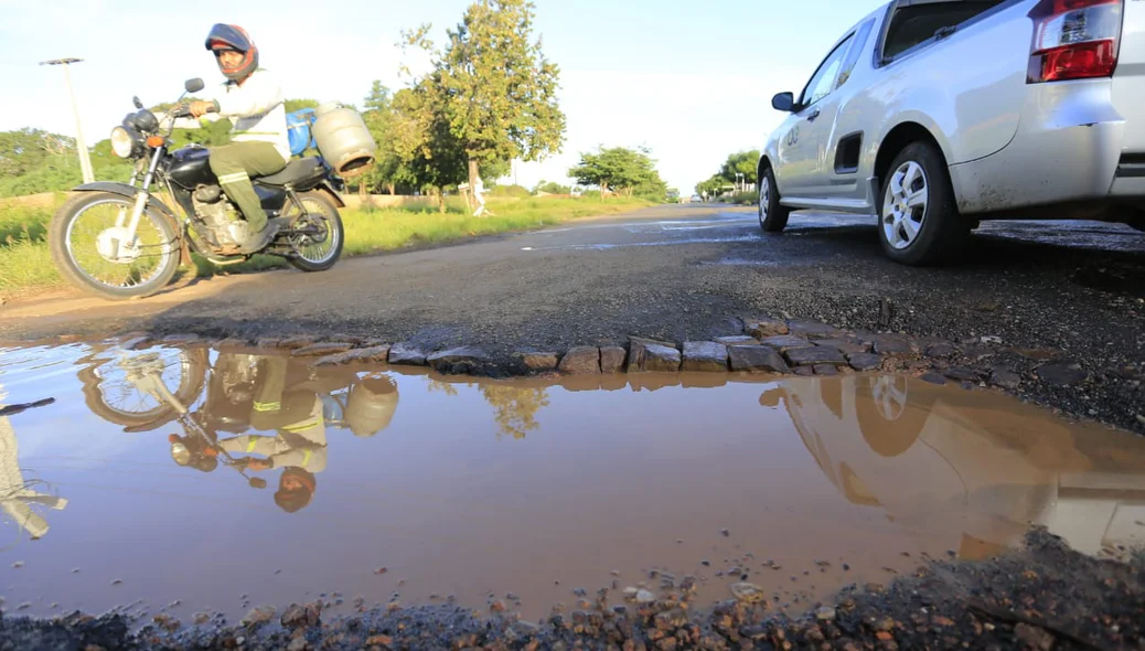 Motoristas dividem espaços com buracos