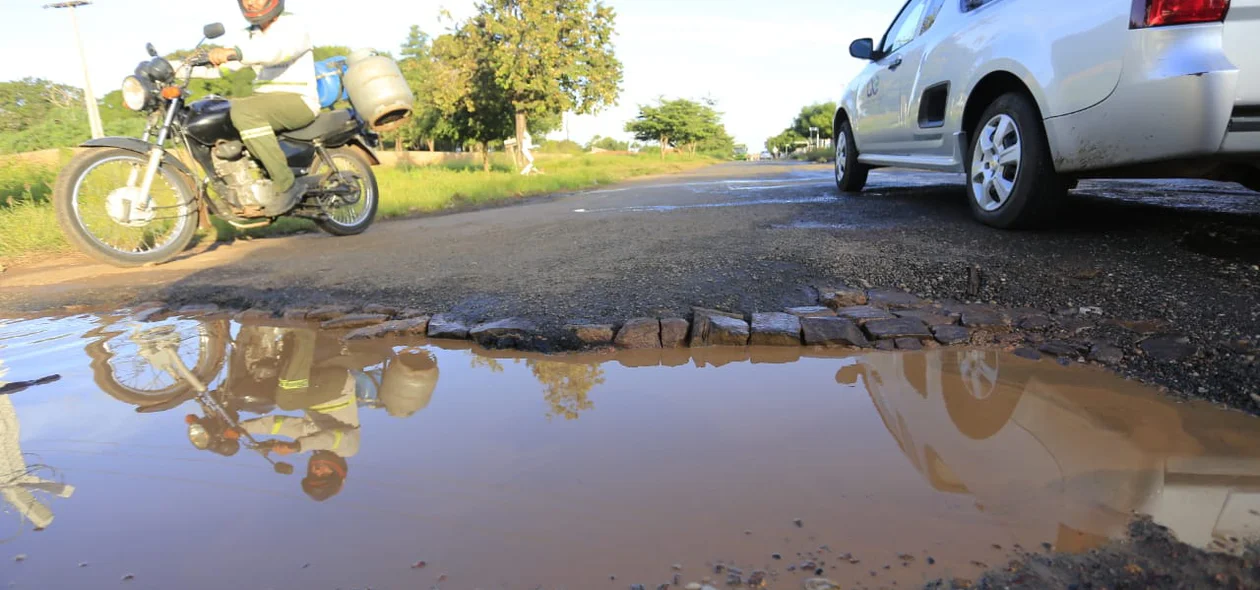 Motoristas dividem espaços com buracos
