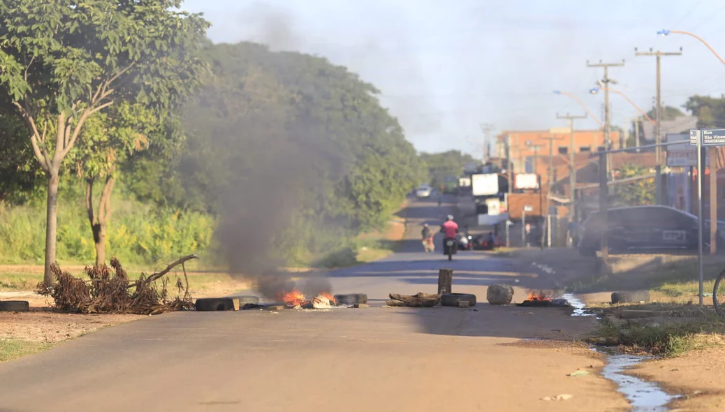 Trânsito bloqueado no local