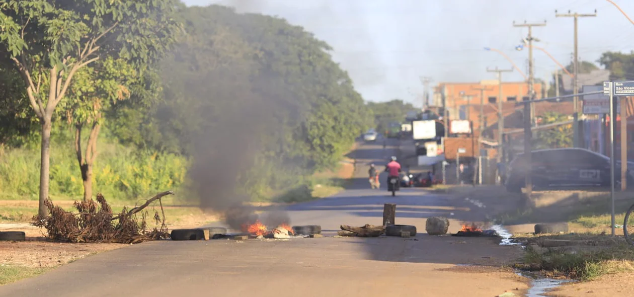 Trânsito bloqueado no local