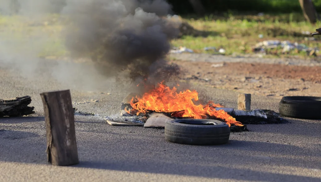 Via bloqueada na tarde desta segunda-feira