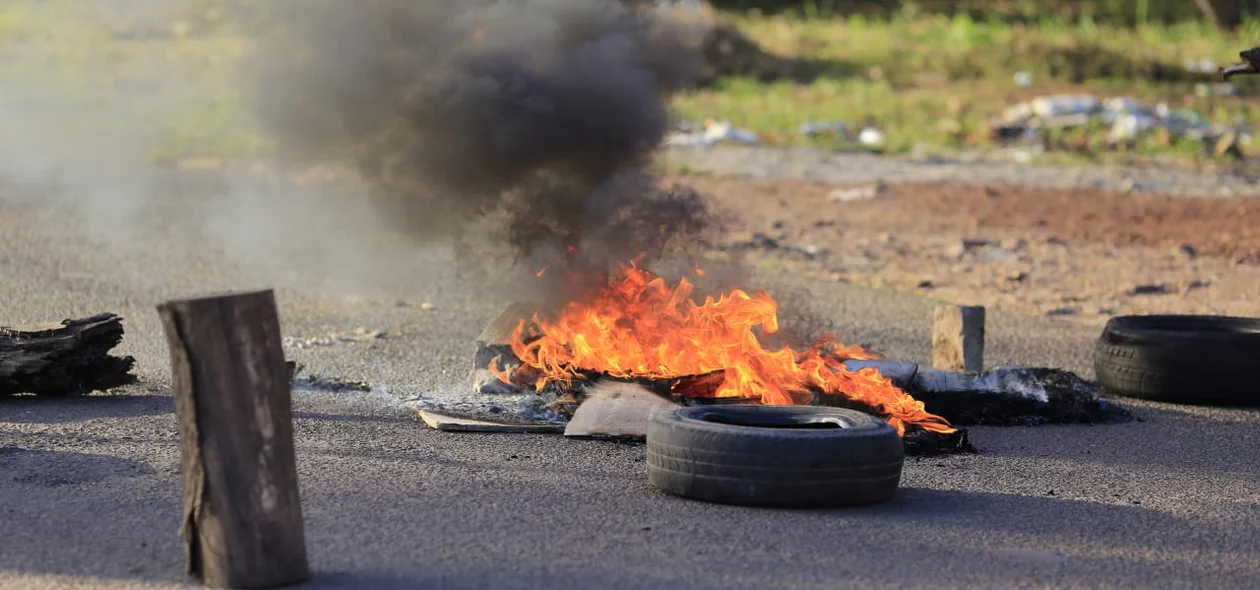 Via bloqueada na tarde desta segunda-feira