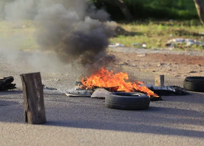 Via bloqueada na tarde desta segunda-feira