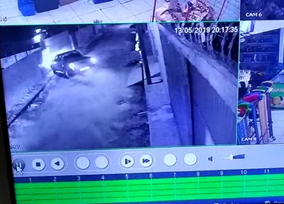 Carro colide com muro de residência