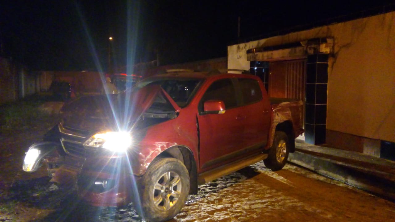 Motorista colidiu veículo em muro de residência