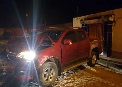 Motorista colidiu veículo em muro de residência