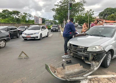 A frente do carro ficou destruída
