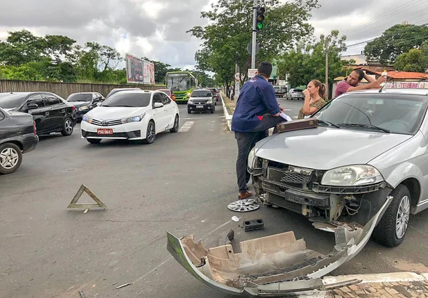 A frente do carro ficou destruída