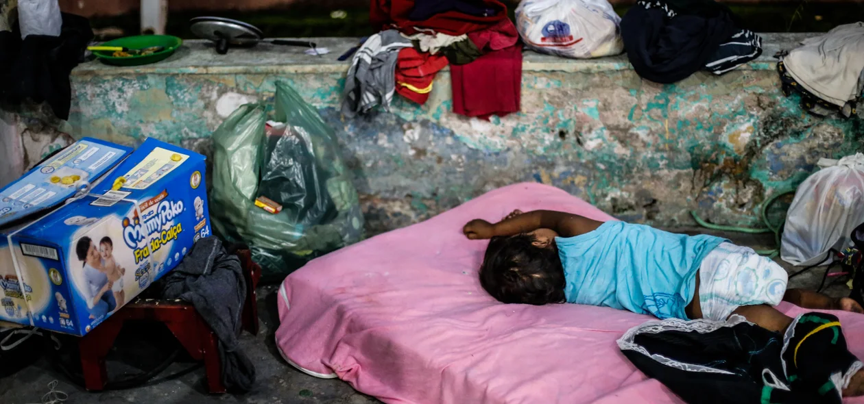 Bebê dorme no abrigo em Teresina