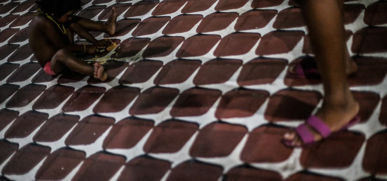 Criança venezuelana brinca em abrigo