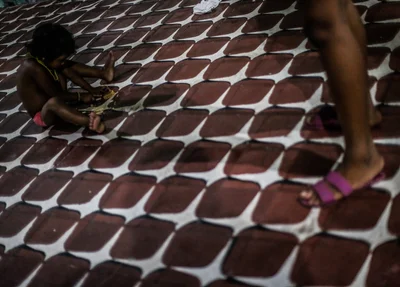 Criança venezuelana brinca em abrigo