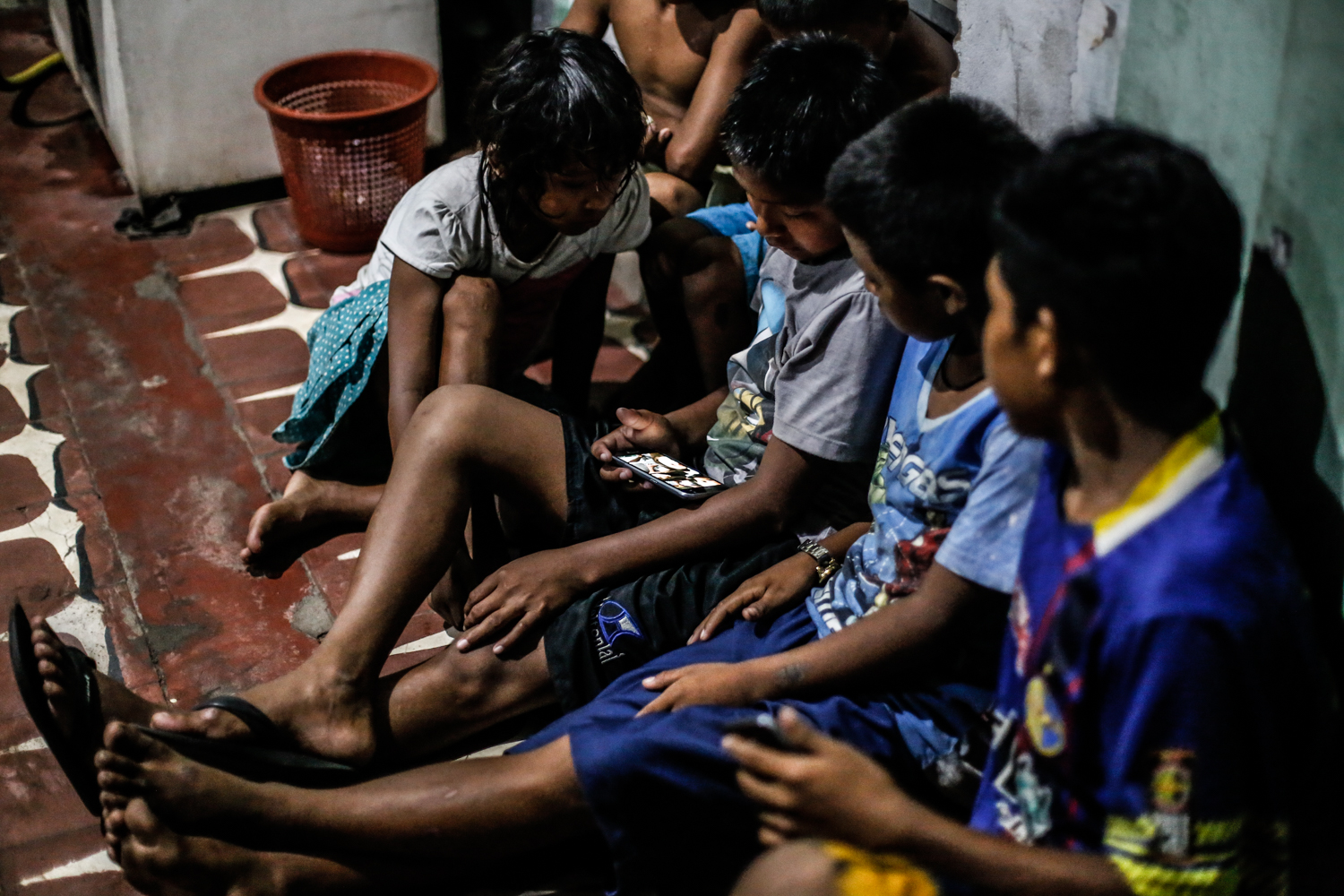 Crianças venezuelanas brincando em abrigo