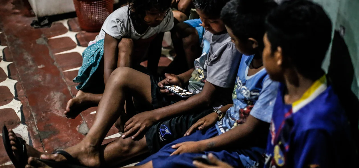 Crianças venezuelanas brincando em abrigo