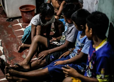 Crianças venezuelanas brincando em abrigo