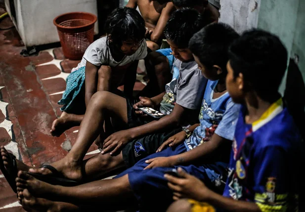 Crianças venezuelanas brincando em abrigo
