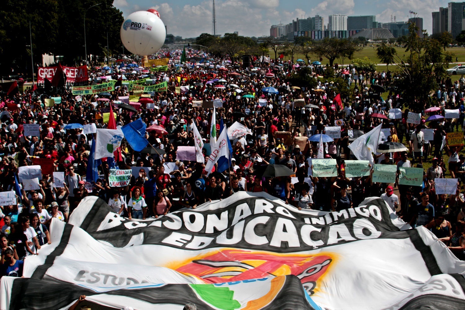 Manifestação em Brasília contra corte de verbas