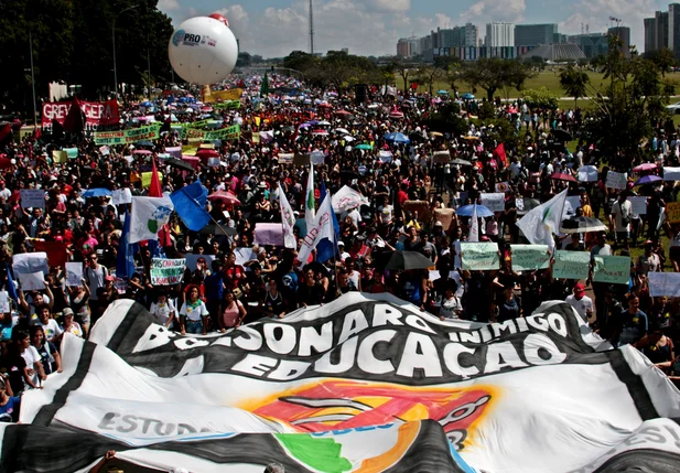 Manifestação em Brasília contra corte de verbas